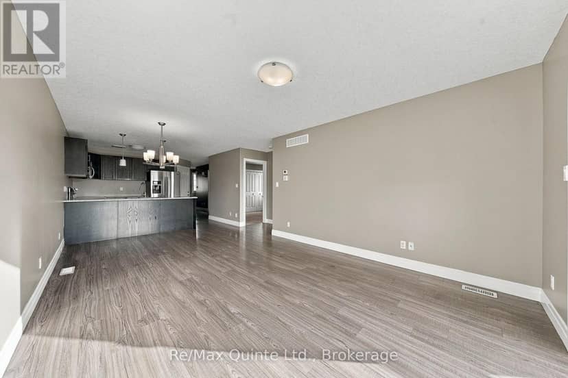 32 Cortland Crescent — photo 18 of 40