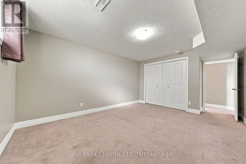 32 Cortland Crescent — photo 27 of 40