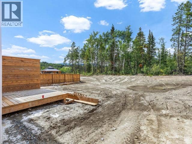 2-10 Flora Avenue — photo 4 of 20