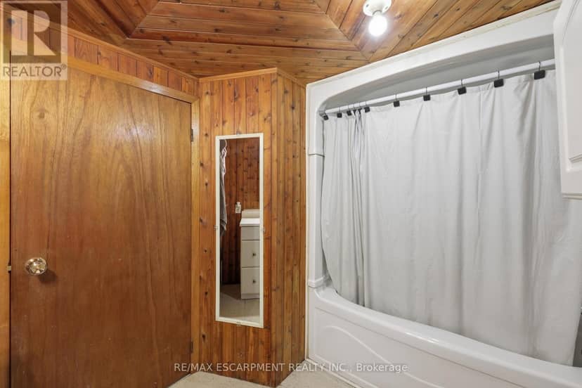 8404 Chippewa Road — photo 17 of 40