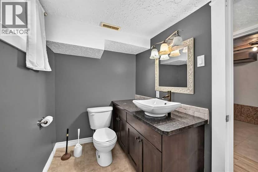 5020 46 Street — photo 21 of 38