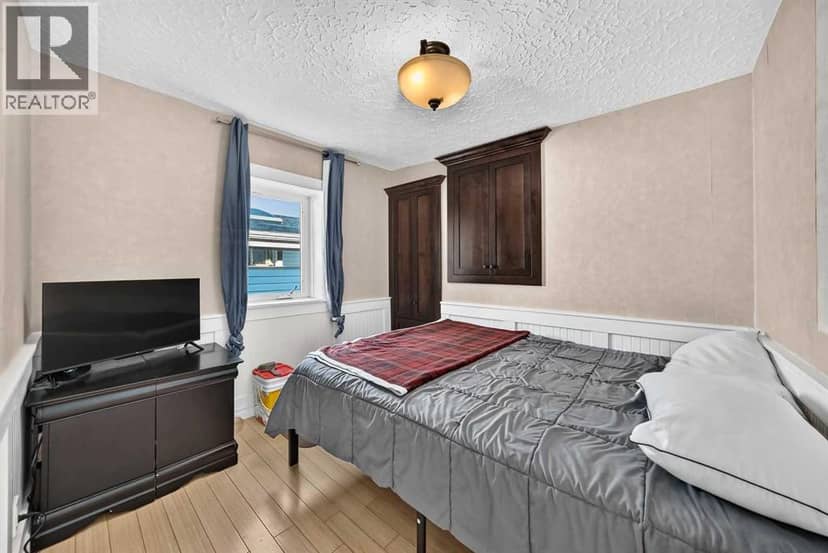 5020 46 Street — photo 17 of 38