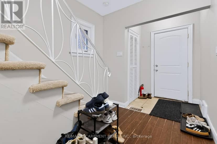 27 Forsyth Avenue S, Hamilton, photo 3