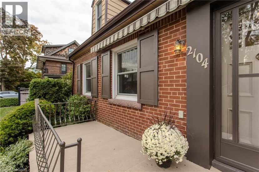 2104 EMERALD Crescent, Burlington, photo 2