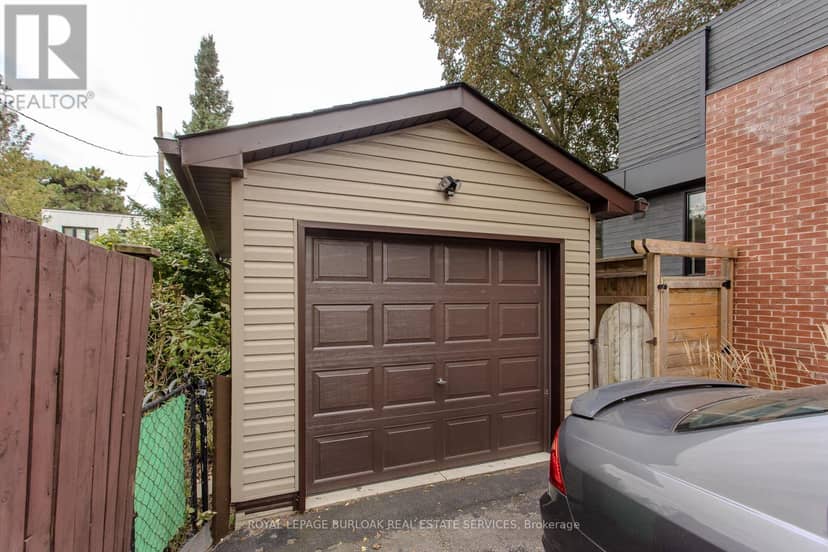 2104 Emerald Crescent, Burlington, photo 3