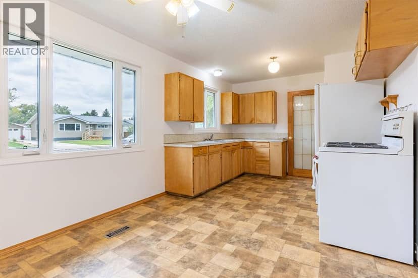 418 3 Avenue E, Bow Island, photo 3