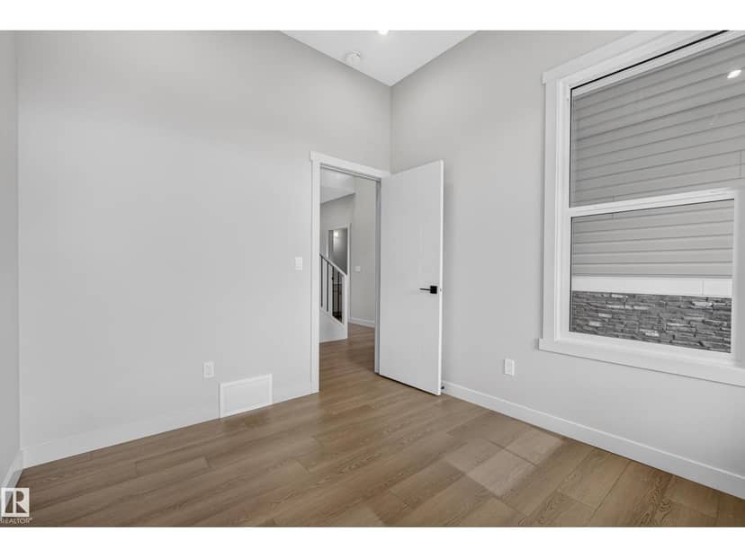 5302 55 AV — photo 11 of 40