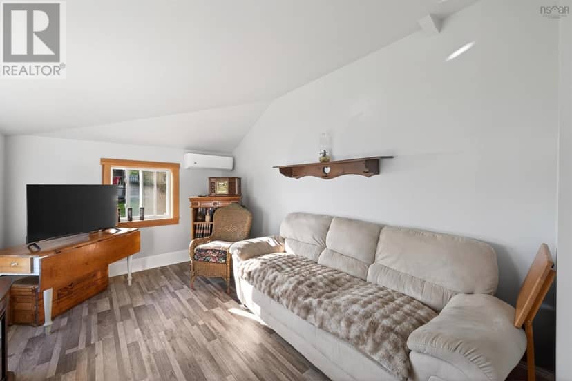 22676 Highway 7 — photo 14 of 40