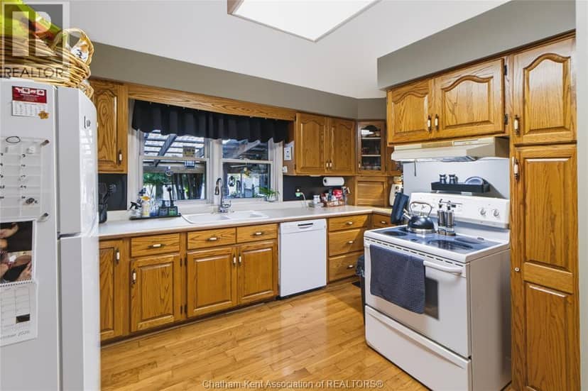 16 INDIAN CREEK ROAD West — photo 4 of 37