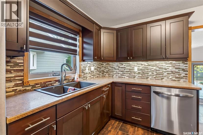 718 Golburn CRESCENT — photo 10 of 40