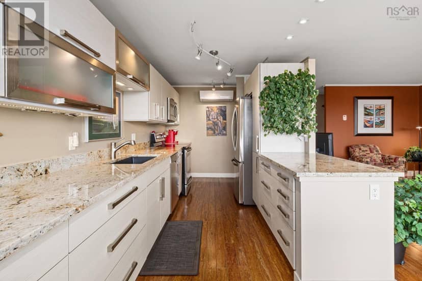 502 990 Mclean Street — photo 20 of 38