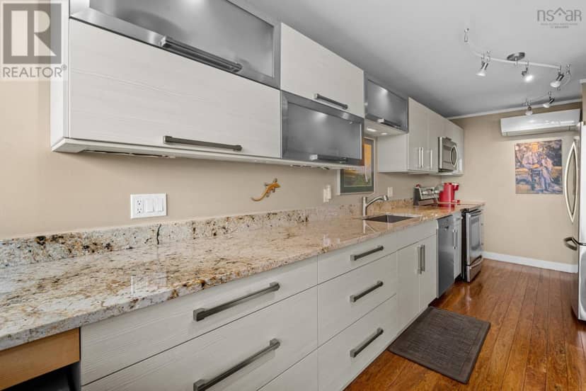 502 990 Mclean Street — photo 22 of 38