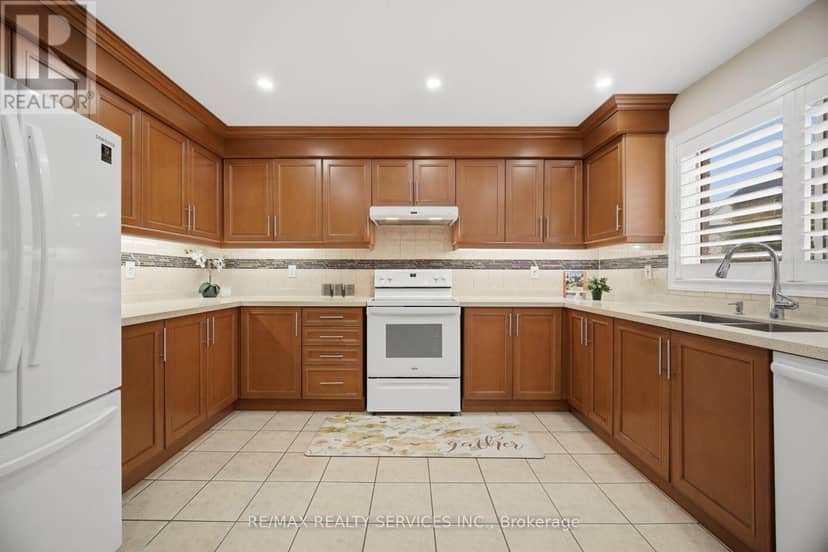 881 Lancaster Boulevard — photo 23 of 40