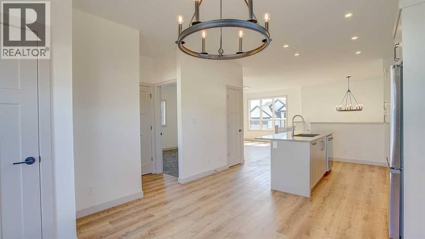 19 Ian Way — photo 10 of 32