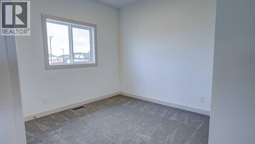 19 Ian Way — photo 13 of 32