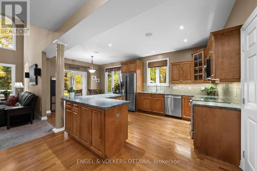 1629 Shauna Crescent — photo 11 of 40