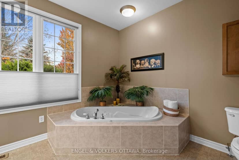 1629 Shauna Crescent — photo 18 of 40