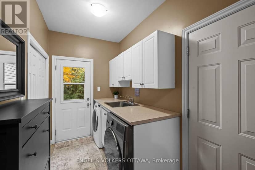 1629 Shauna Crescent — photo 26 of 40