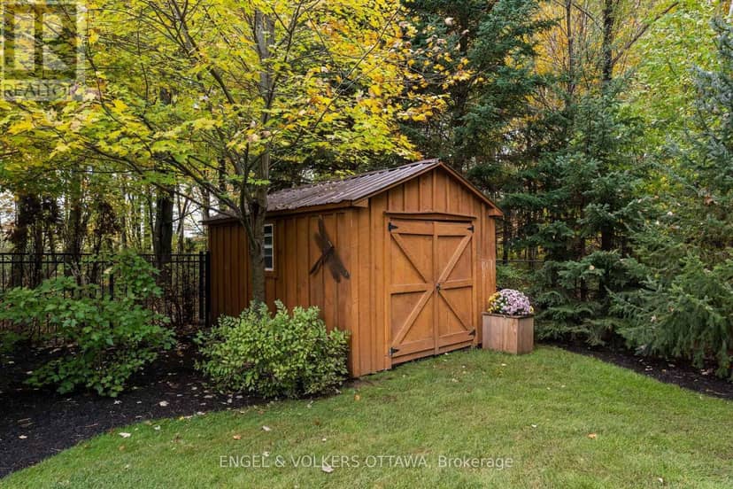 1629 Shauna Crescent — photo 33 of 40