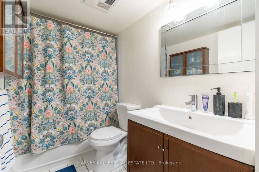 702 - 36 Charlotte Street — photo 24 of 34