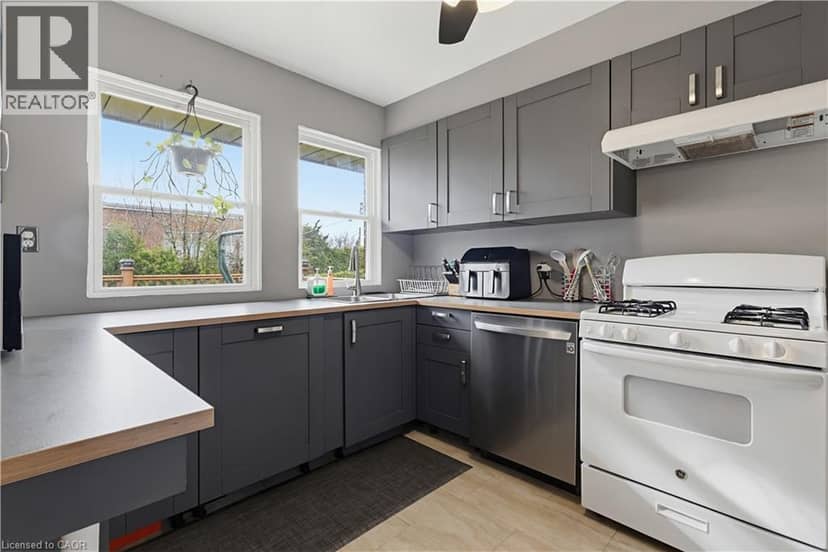 32 BELAIR Drive — photo 7 of 21