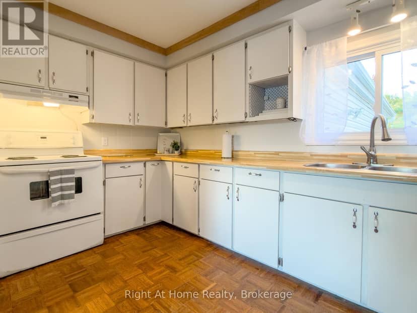 166 Catharine Street — photo 23 of 30