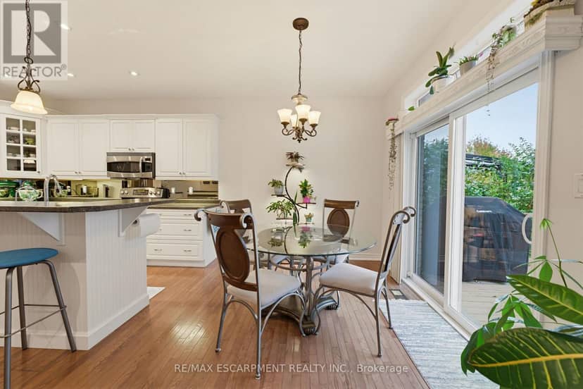 39 Oak Crescent — photo 12 of 40