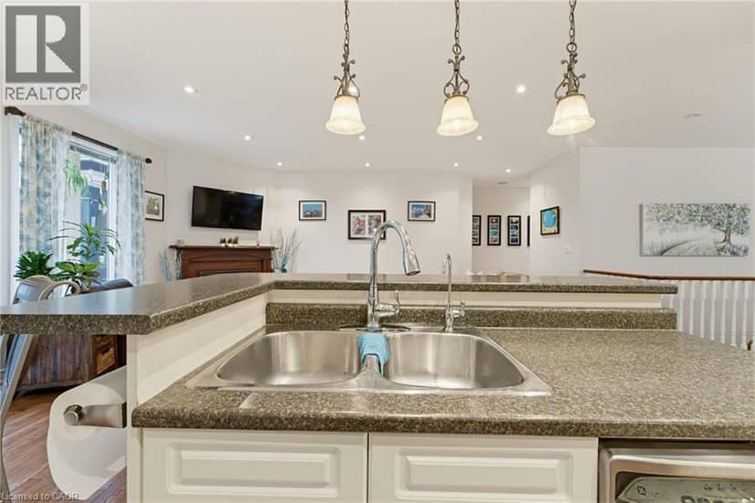 39 OAK Crescent — photo 16 of 40