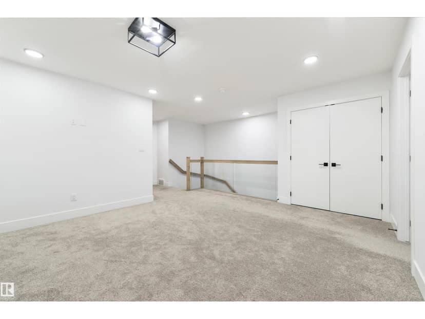 4373 37 ST — photo 16 of 36