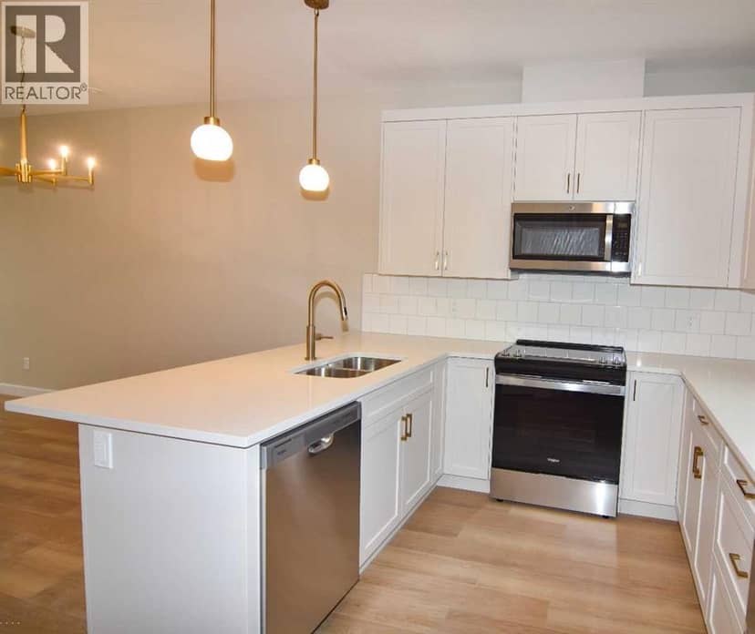 975 Edgefield Avenue, Strathmore, photo 3