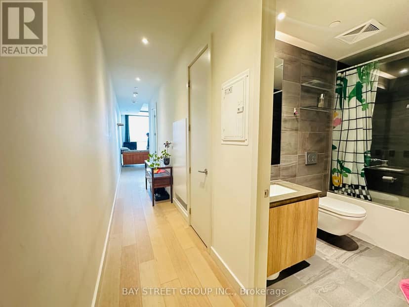 2207 - 81 Wellesley Street E — photo 4 of 38