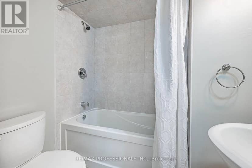 23 - 2004 Glenada Crescent — photo 37 of 40