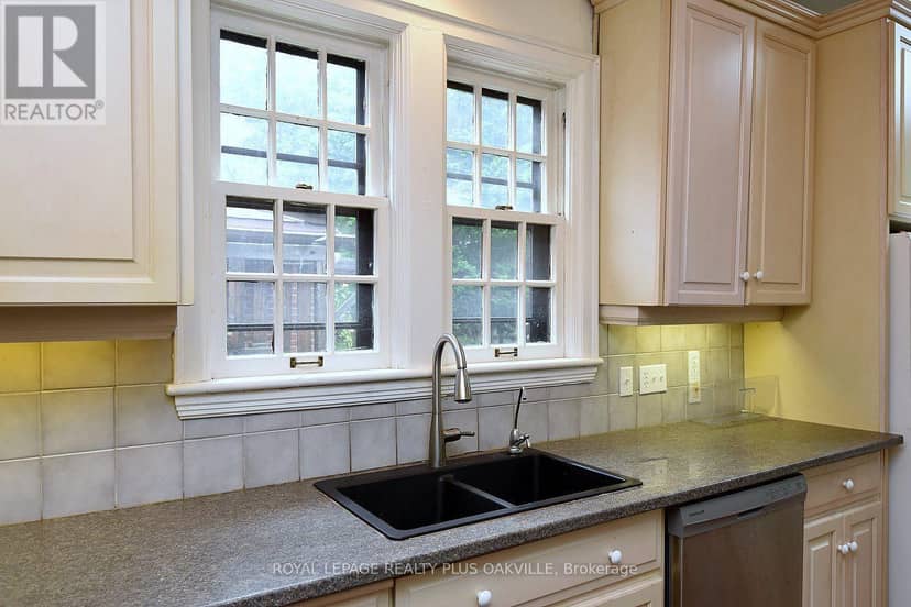 1236 King Street W — photo 10 of 35