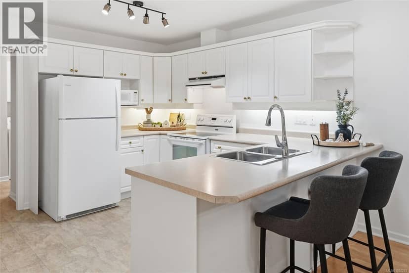 9 850 Arbutus St — photo 10 of 35