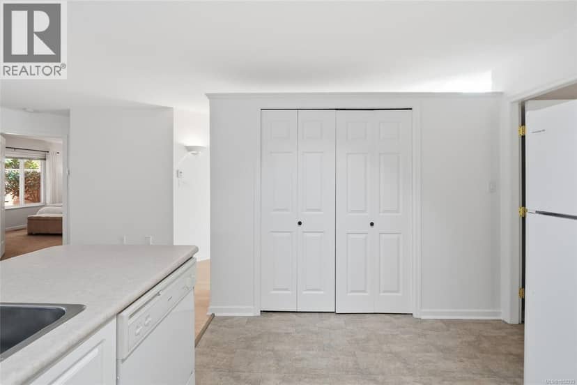 9 850 Arbutus St — photo 13 of 35