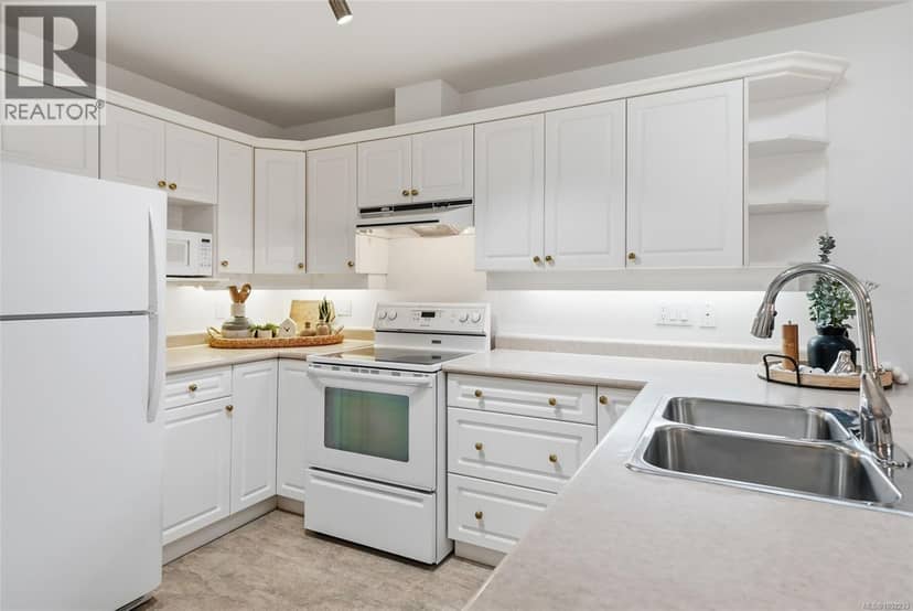 9 850 Arbutus St — photo 11 of 35