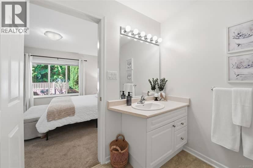 9 850 Arbutus St — photo 17 of 35