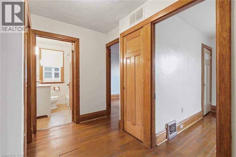 58 CONNAUGHT Avenue S — photo 18 of 40