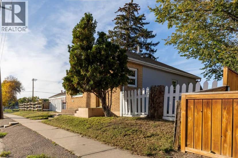 1114 Bridge Street SE, Medicine Hat, photo 3