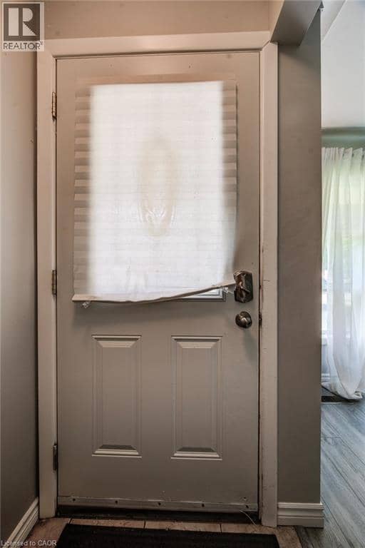 139 ELGIN Crescent — photo 8 of 40