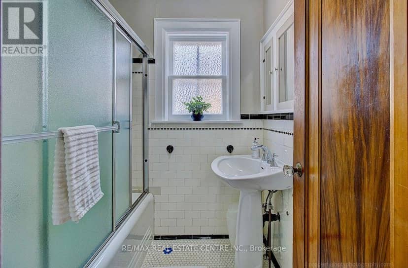 194 Lawrence Avenue E — photo 19 of 37