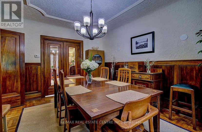 194 Lawrence Avenue E — photo 16 of 37