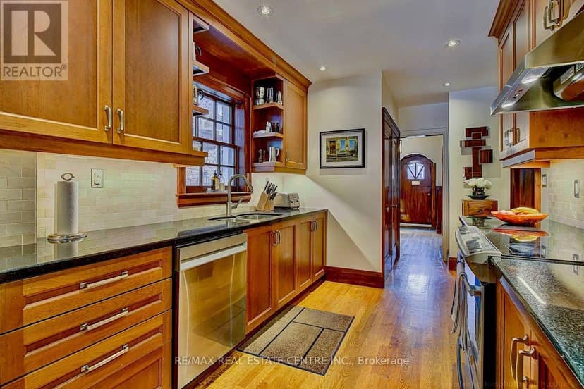 194 Lawrence Avenue E — photo 12 of 37