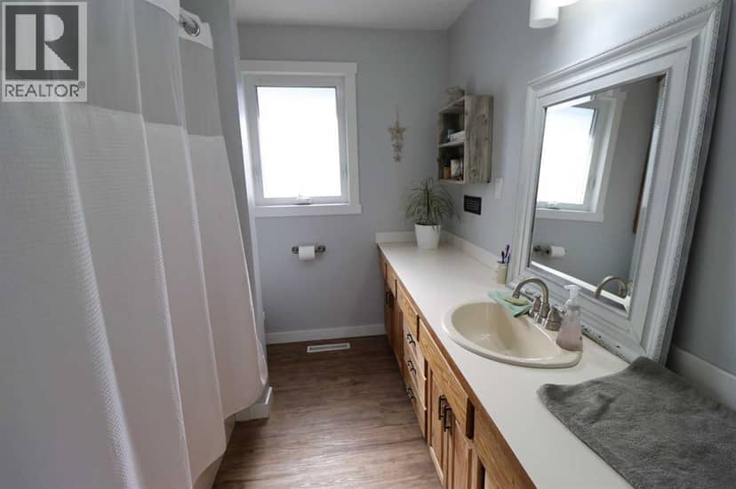 5612 57 Street — photo 11 of 22