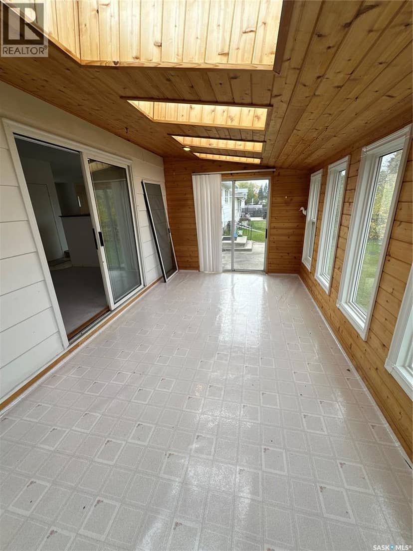 110 Railway AVENUE — photo 9 of 29