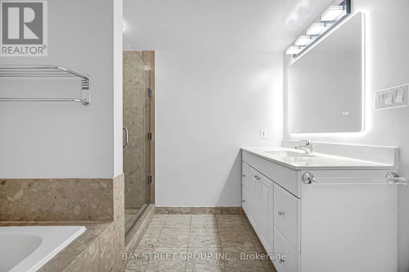 906 - 28 Hollywood Avenue — photo 12 of 40