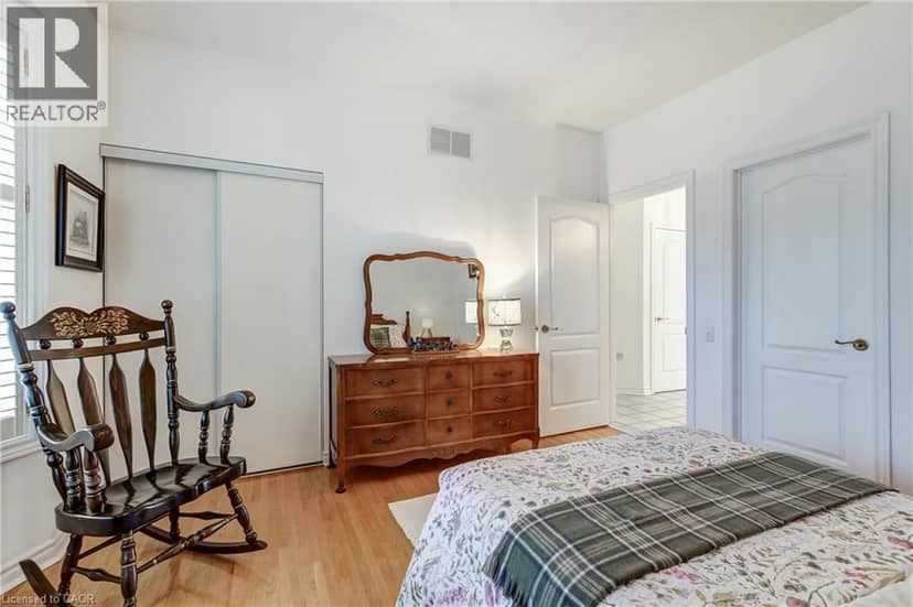 260 SILVERBIRCH Boulevard — photo 13 of 40