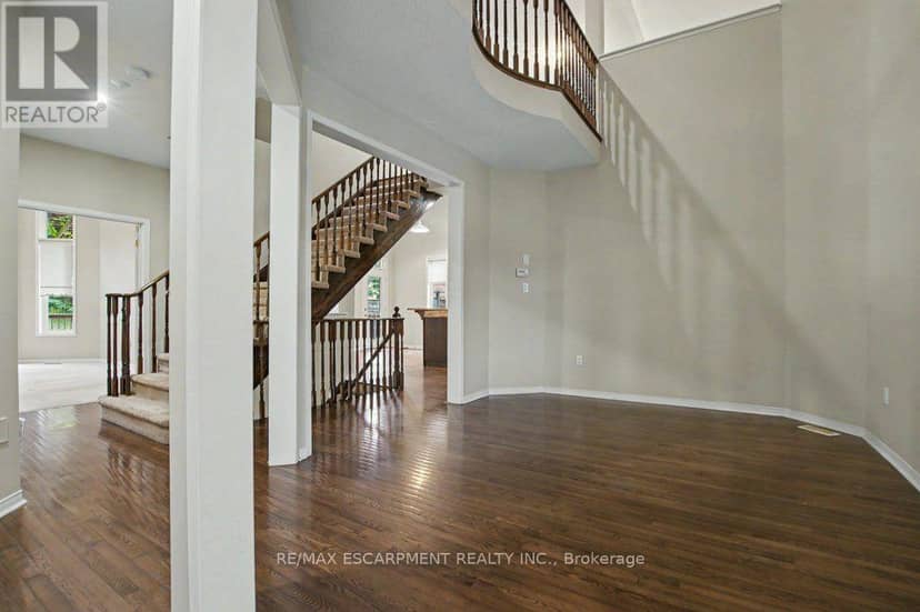 172 Valmont Court, Hamilton, photo 8