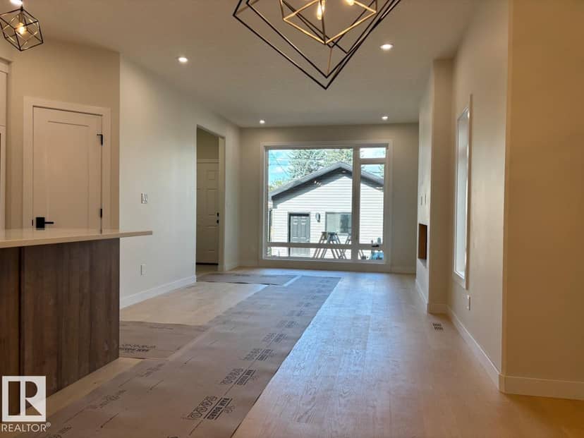 7928 97 AV NW — photo 9 of 40