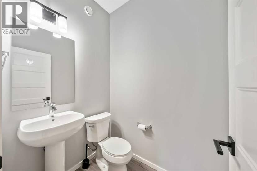 98 Lucas Crescent NW — photo 15 of 40